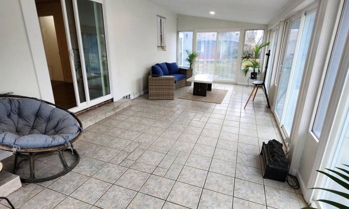 Loveland House | Charming 3-bedroom house -WiFi, game room, office and 4 seasons room in Loveland