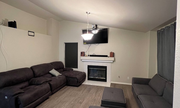 Palmdale House | Charming 3-bedroom house with WiFi, AC in superb Palmdale