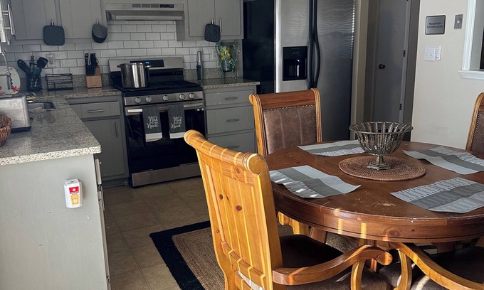 Riverdale House | Charming 3-bedroom house with AC and WiFi in brilliant Atlanta