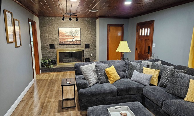 Bristol House | Charming 3-bedroom house with 1000sqft arcade style game room in awesome Bristol