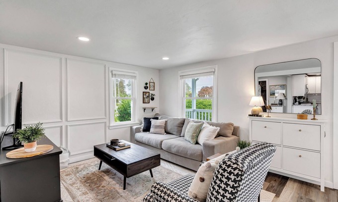 De Pere House | Charming 3-bedroom house near Green Bay Hotspots