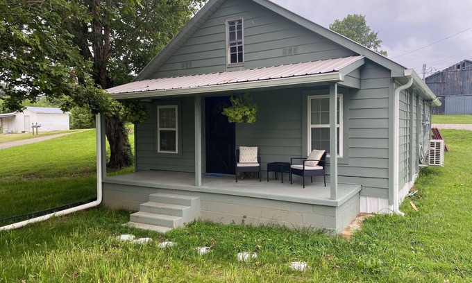 Albany House | Charming 3-bedroom house with WiFi, AC just 2 miles from Dale Hallow lake