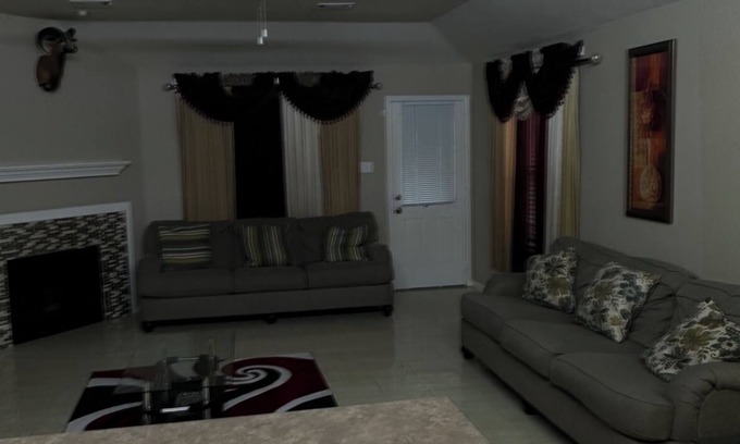 Clodine House | Charming 3-bedroom house in delightful Houston with WiFi, AC