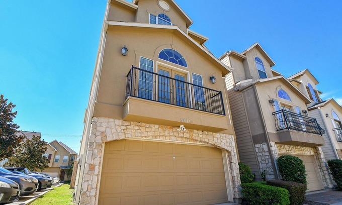 South Main House | Charming 3-bedroom house with AC and WiFi in Houston