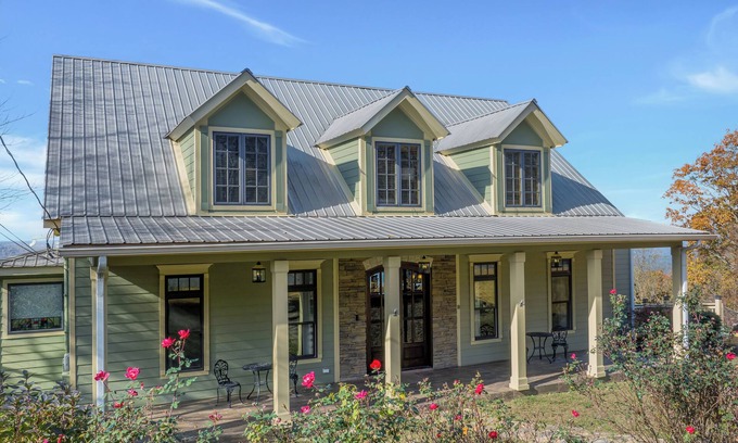 Mentone House | Charming 3-bedroom house, breathtaking views, Hot Tub, W/D Game Room