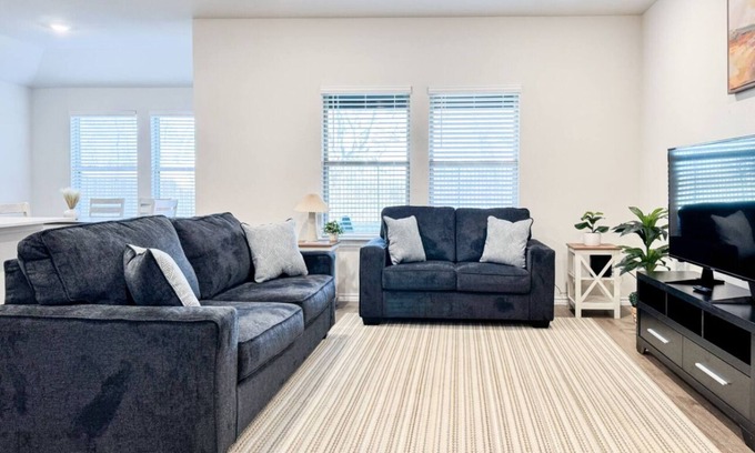 Sherman House | Charming 3-bedroom house with AC and WiFi in pleasant Sherman