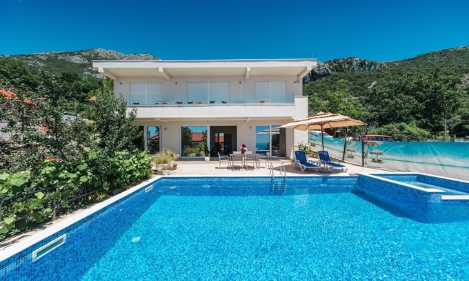 Lapcici House | Charming 3-bedroom house and a swimming pool whit jacuzzi