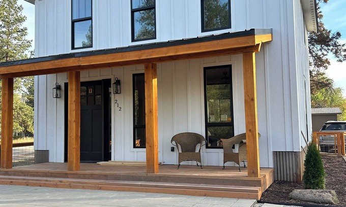 Darby House | Charming 3-bedroom house with WiFi, AC in lovely Darby Montana.