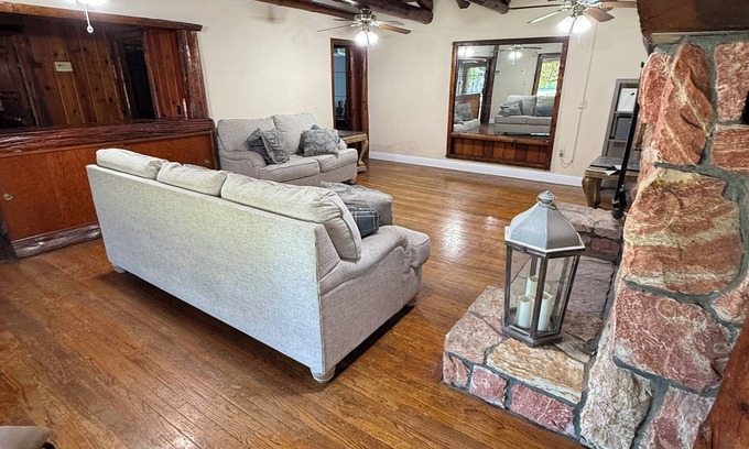 Roosevelt House | Charming 3-bedroom house in fabulous Fresno with WiFi