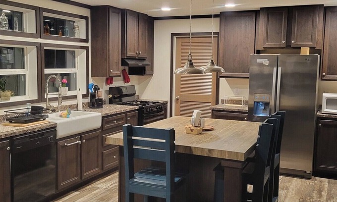 Oaks Corners House | Charming 3-bedroom house with AC and WiFi in serene Geneva