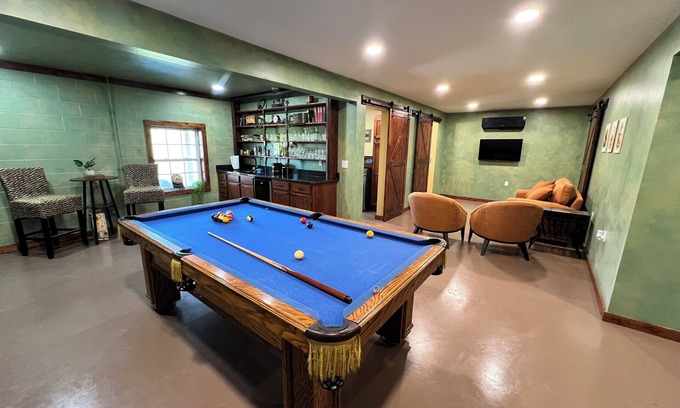 Higdon House | Charming 3-bedroom house With Billiards Room