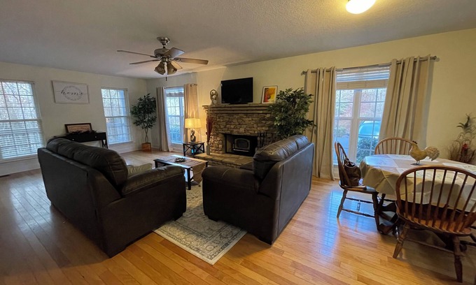 Sylva House | Charming 3-bedroom house with WiFi, AC near peaceful Sylva, Dillsboro and Casino