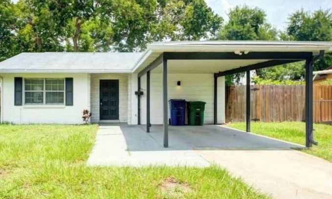 Sun Bay South House | Charming 3-bedroom house with AC and WiFi in Tampa