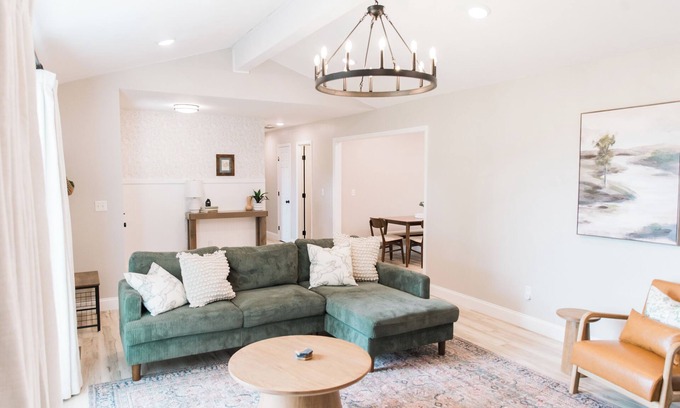 Nixa House | Charming 3-bedroom, Kid Friendly, 10min to Springfield, Countryside-1 Acre