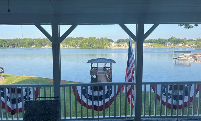 Southmont House | Charming 3-bedroom lakefront house on Abbotts Creek at fabulous High Rock Lake!
