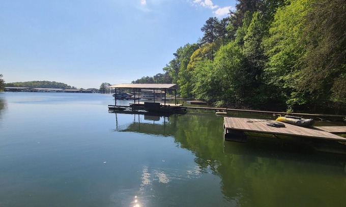 Cumming House | Charming 3 Bedroom Lakeside Cottage with Dock.