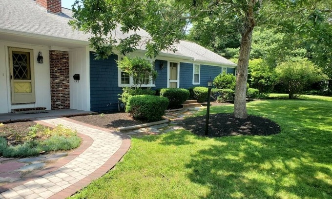 Centerville House | Charming 3-bedroom Pool-house with AC and Wi-Fi in Centerville.