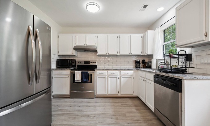 Harrisburg House | Charming 3-Bedroom Retreat with Fire Pit ~10min to UNCC