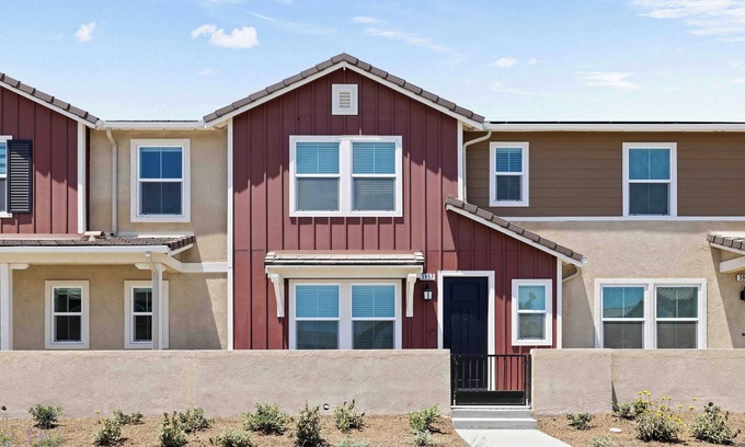 Ontario House | Charming 3-bedroom townhome with warm pool 10mins Ontario Airport
