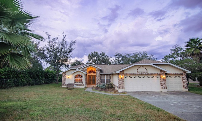 Brooksville House | Charming 3-bedroom house with Pool, WiFi, AC in North Weeki Wachee