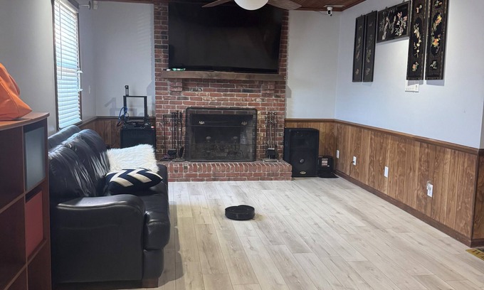 Skippers Corner House | Charming 3-bedroom house with AC, WiFi in quaint Castle Hayne