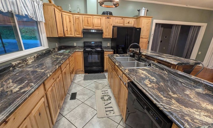 Jonesborough Other | Charming 3-bedroom farmhouse with AC, WiFi in Jonesborough