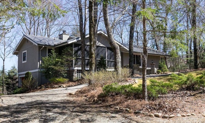 Lake Toxaway House | Charming 3-bedroom 3-bath house just 3 minutes from the Greystone Inn.