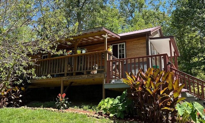 Lindseyville Cabin | Charming 3-bedroom cabin with WiFi, AC in peaceful Leitchfield Near Mammoth Cave
