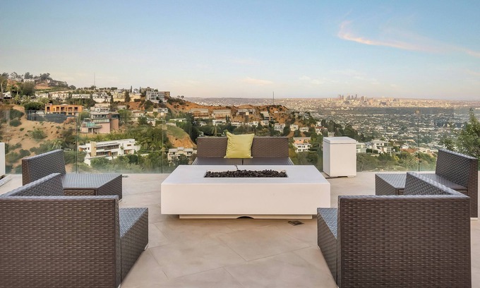 The Bird Streets House | Charming 3-bedroom estate in beautiful Los Angeles with WiFi, AC, fitness room