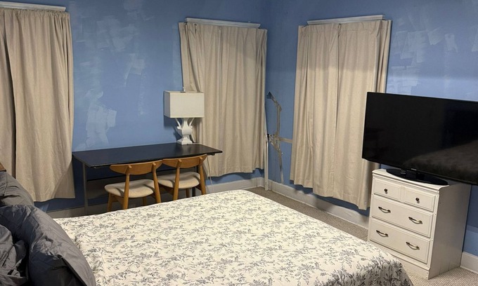 Larchmont House | Charming 3-bedroom larchmont 1800+ sq ft parking fast internet