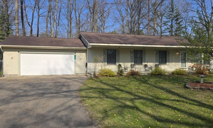 Prudenville House | Charming 3-bedroom, 2-bath house with WiFi and AC near Houghton Lake