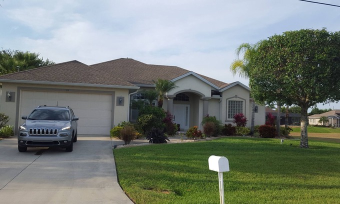 Long Meadow House | Charming 3-bedroom bungalow in delightful Rotonda - WiFi, AC, pool, canal view