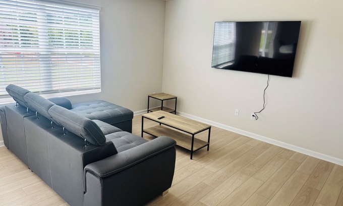 Statesville House | Charming 3-bedroom Home with WiFi, AC in serene Statesville