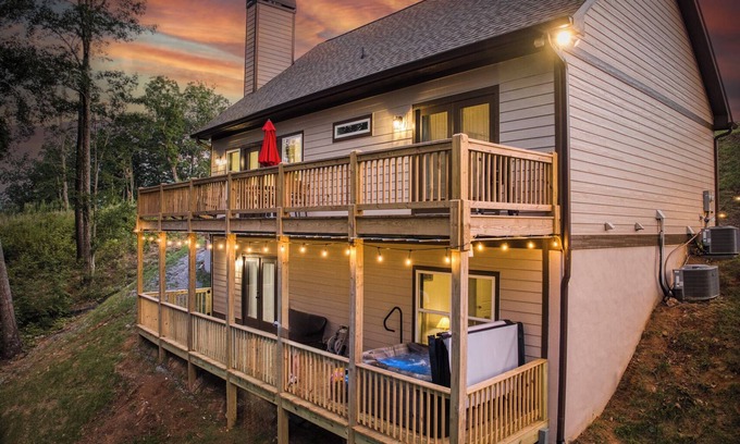 Talking Rock Cabin | Charming 3-bedroom cottage with mountain views located in beautiful Talking Rock