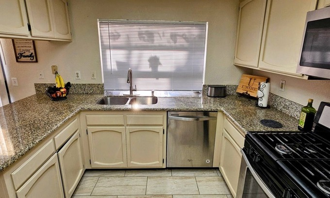 Victorville House | Charming 3-bedroom house with AC and WiFi in serene Victorville
