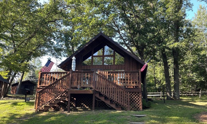 West Branch Cottage | Charming 3-bedroom cottage on Lake Ogemaw in West Branch, Michigan