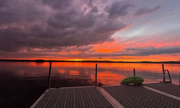 Vassalboro Cottage | Charming 3-bedroom waterfront cottage with AC, WiFi and spectacular sunset views