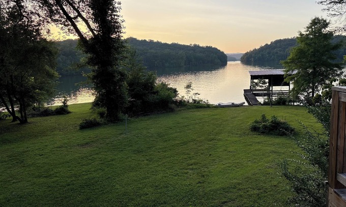 Ten Mile Cottage | Charming 3-beds with loft in peaceful cove on Watts Bar Lake! Bring your boat!
