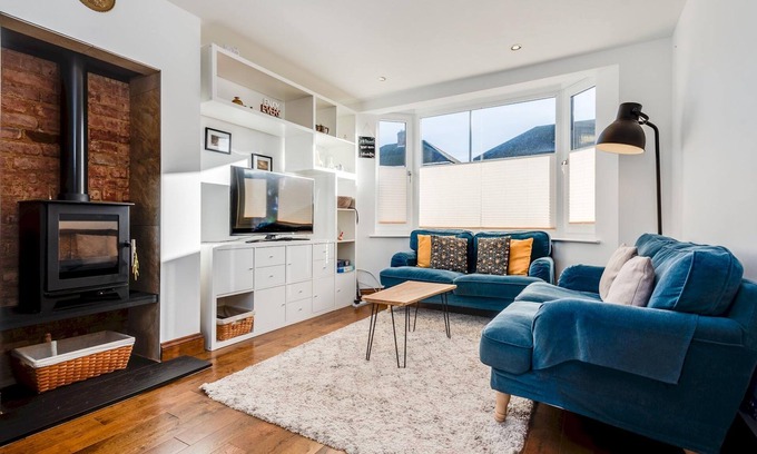 Oxford House | Charming 3 BR House - Garden Parking Near CS Lewis Park