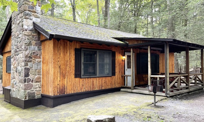Reeders Cabin | Charming 3 BR Log Cabin in the Poconos