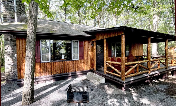 Reeders Cabin | Charming 3 BR Log Cabin in the Poconos