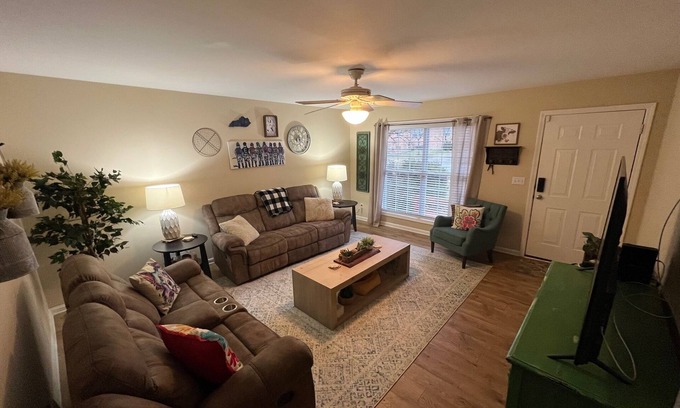 St. Matthews House | Charming 3 BR Near Shopping, Dining, and Nightlife