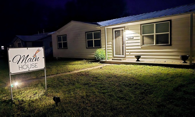 Rising Star House | Charming 3BD, 1 Bath, House near downtown. All amenities, full kitchen, Full WD
