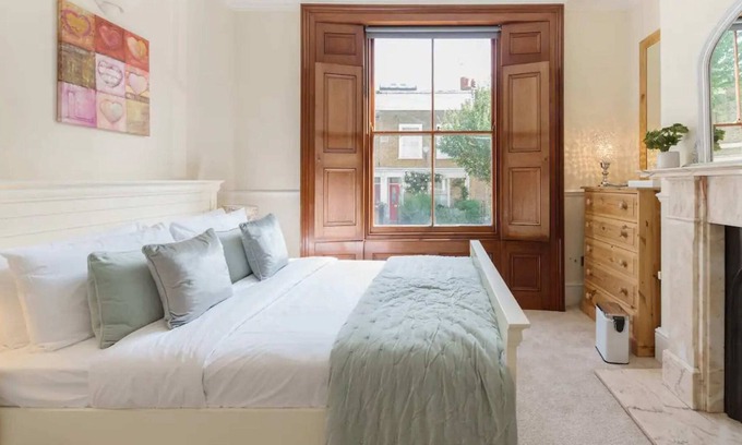 Bow West Apartment | Charming 3BD Flat - 5 Minutes to Victoria Park