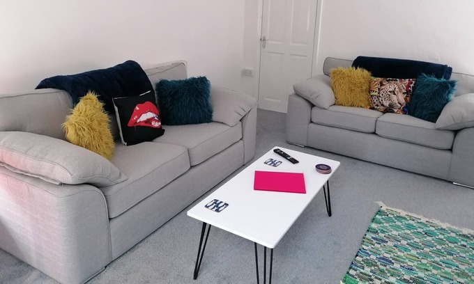 Burry Port House | Charming 3BD Seaside Retreat in Burry Port