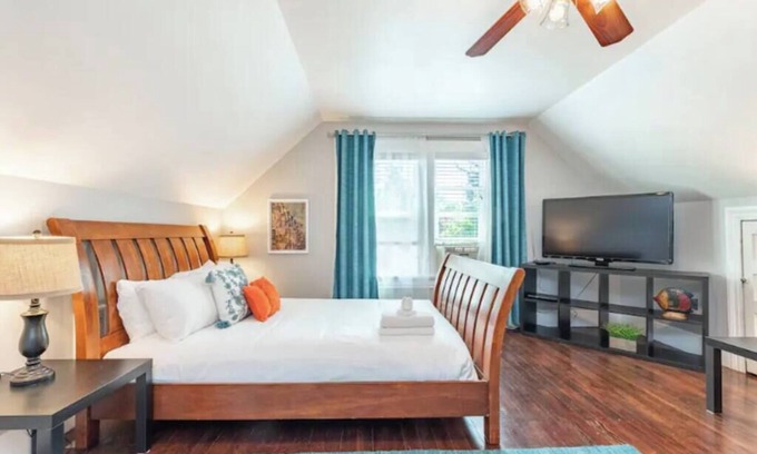 King House | Charming 3bed Home w/Yard - Walk Score 91!