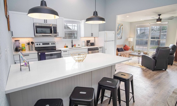 Near East Side Cottage | Charming 3br/2ba Gem Close to Downtown/Riverwalk