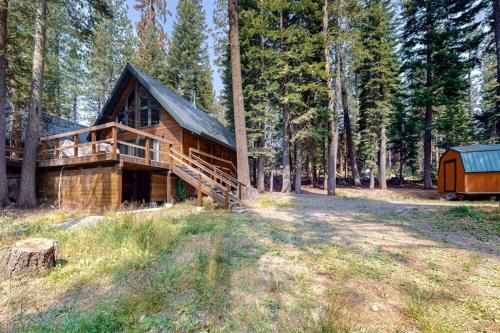 Pla-Vada Woodlands House | Charming 3BR Cabin Close to Donner Lake