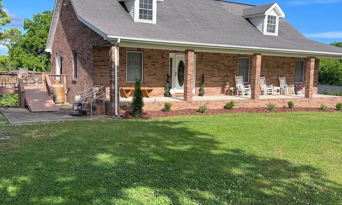 Burkesville House | Charming 3BR house 2 mi to Dale Hollow Lake boat ramp and Sulphur Creek Resort