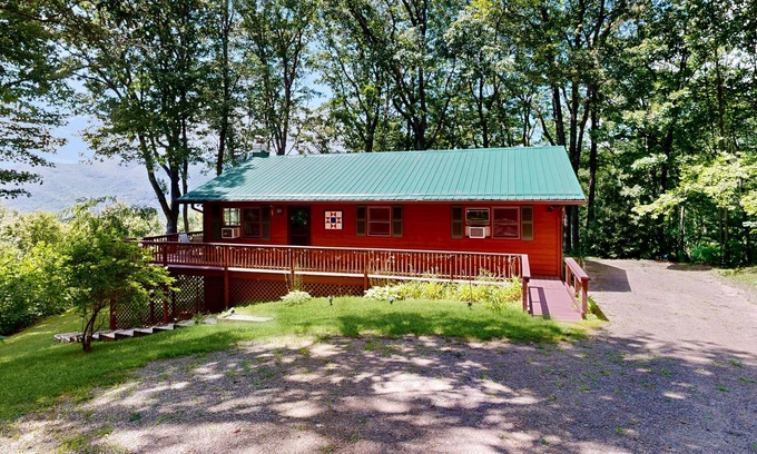 Waynesville House | Charming 3BR house with Mountain Views, Full Kitchen, and Dog Friendly